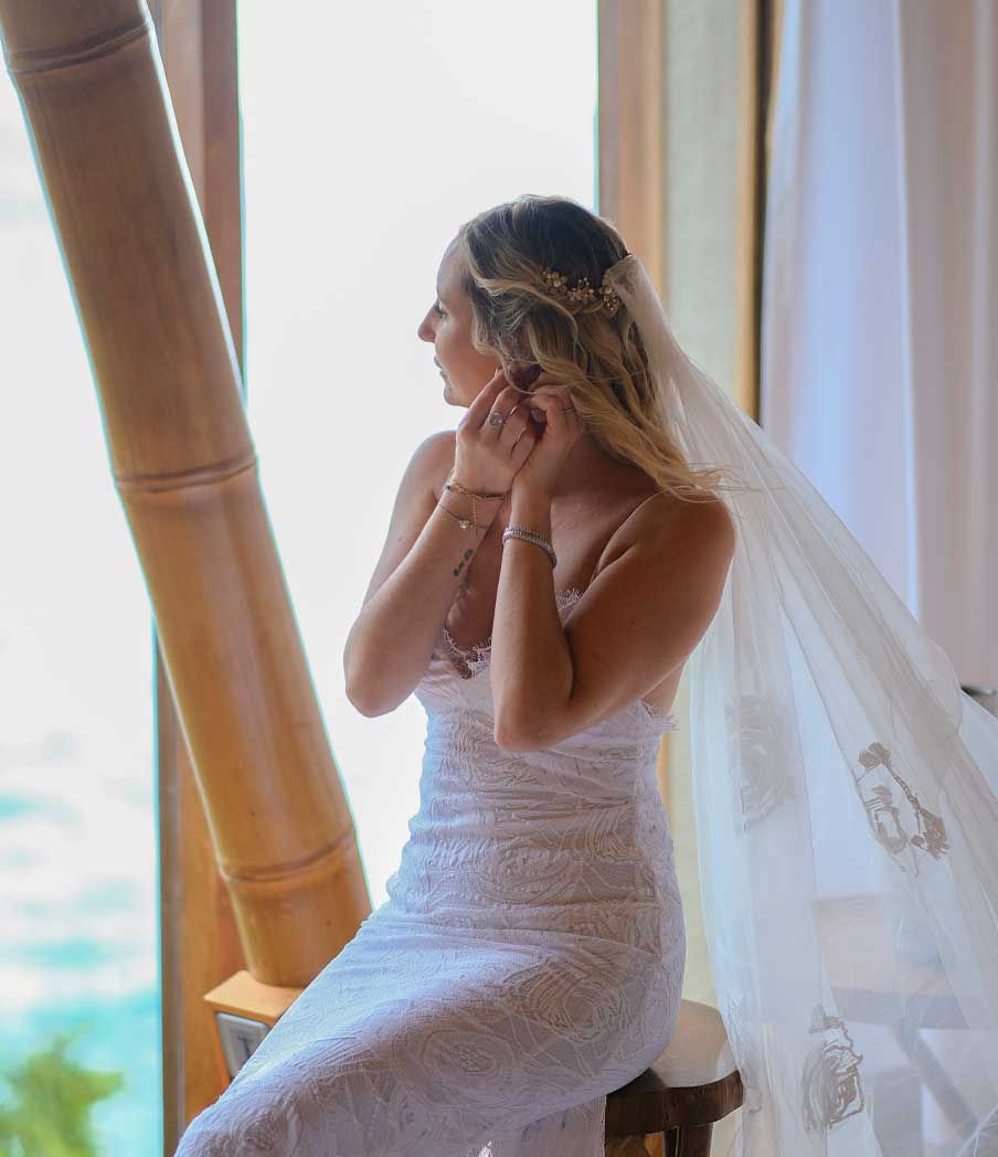 bride-getting-ready-window-904x1048px