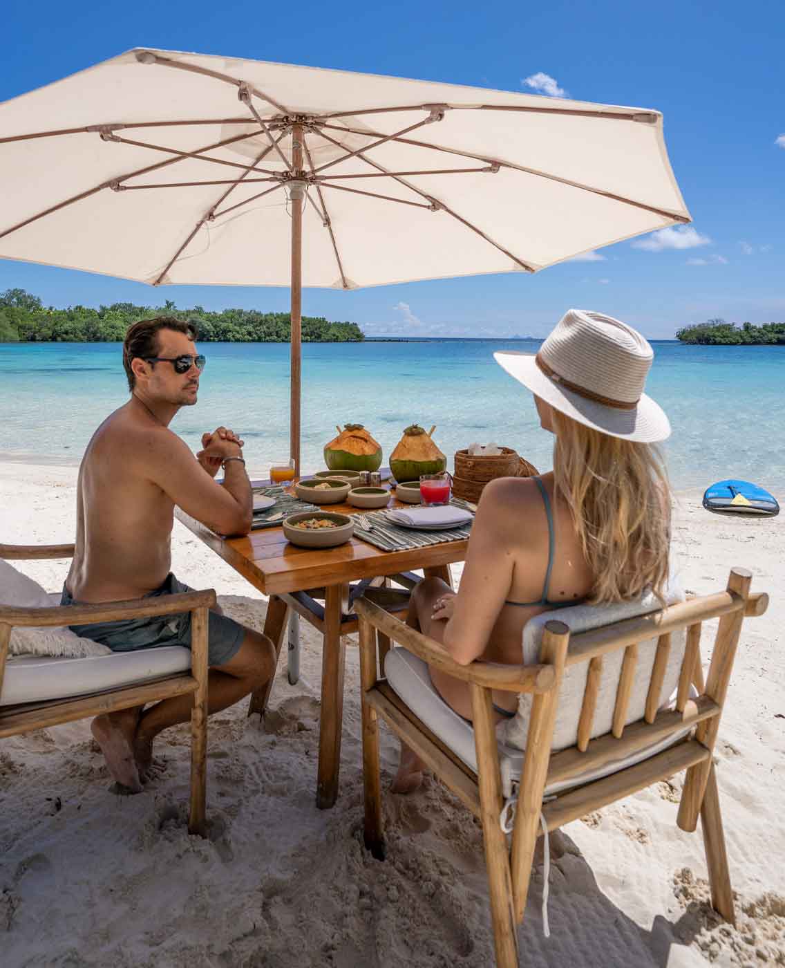 romantic-couple-beach-lunch-coconuts-lagoon-paddleboard